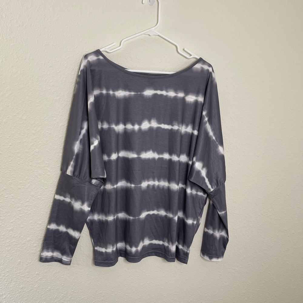 Shein Womens Batwing long sleeve shirt. Color gray and white. Size large…